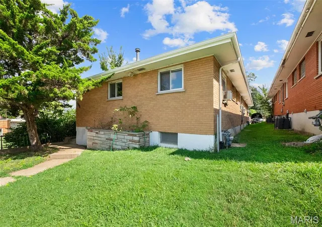 Multi Family at 329 Eichelberger St, Saint Louis, MO 63111 | MLS# MIS25064020 | | Sold on 2025-11-05