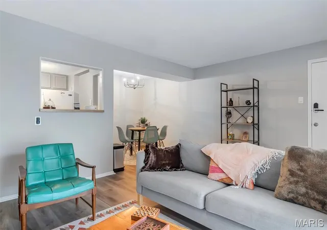 Photo 4 of Condominium at 2511 Senator Ct #B, Saint Louis, MO 63125 | MLS# MIS25064435 |  | Sold on 2025-10-29