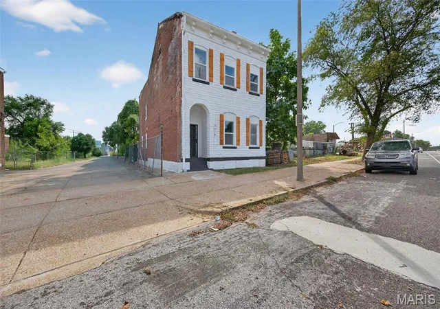 Photo 3 of Sale Pending at 3618 S Broadway St, Saint Louis, MO 63118 | MLS# MIS25065679 | Listing updated on 2025-12-18
