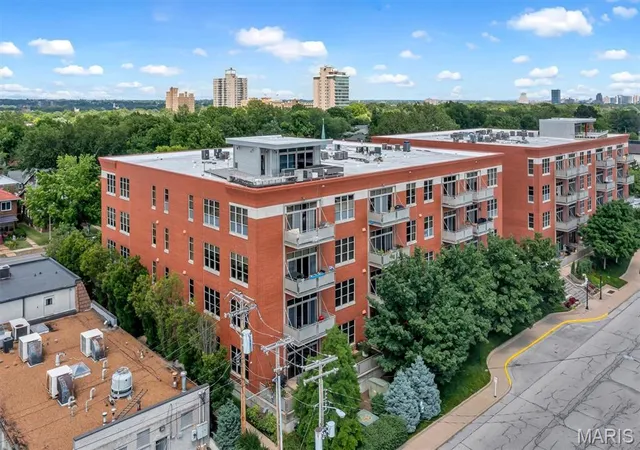 Photo 4 of Condominium at 6350 Clayton Rd #103, Saint Louis, MO 63117 | MLS# MIS25066551 | | Sold on 2025-11-14