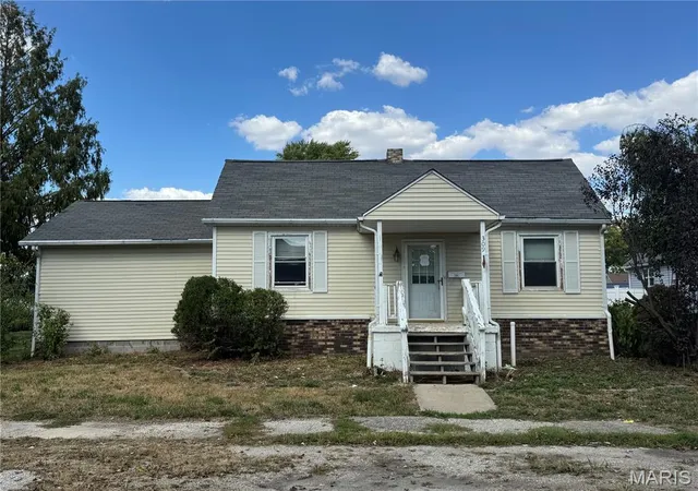 Single family home for sale at 309 W 3Rd South St, Mount Olive, IL 62069 | MLS# MIS25066575