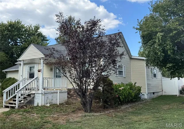 Photo 2 of Single family home for sale at 309 W 3rd South St, Mount Olive, IL 62069 | MLS# MIS25066575 | Listing updated on 2026-09-22