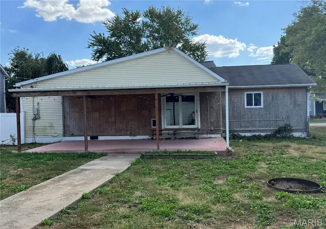Photo 3 of Single family home for sale at 309 W 3rd South St, Mount Olive, IL 62069 | MLS# MIS25066575 | Listing updated on 2026-09-22