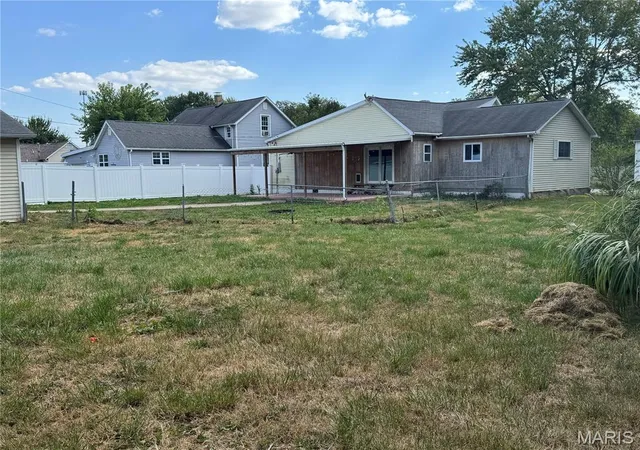 Photo 4 of Single family home for sale at 309 W 3Rd South St, Mount Olive, IL 62069 | MLS# MIS25066575 | Listing updated on 2026-10-27