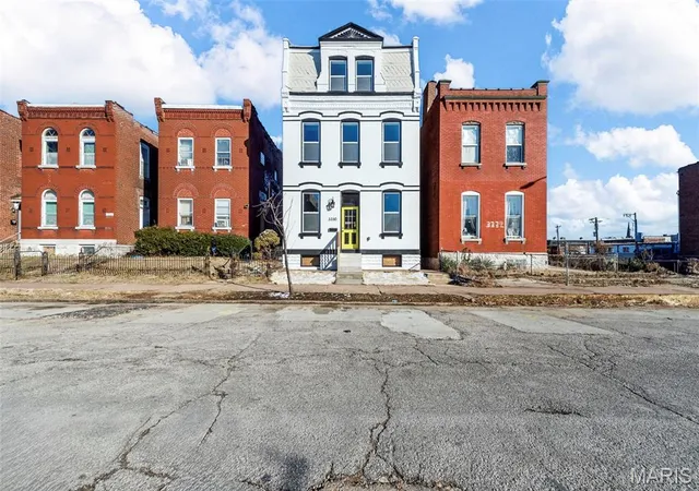 Photo 3 of Sale Pending at 3330 Iowa Ave, Saint Louis, MO 63118 | MLS# MIS25067481 | Listing updated on 2026-01-24