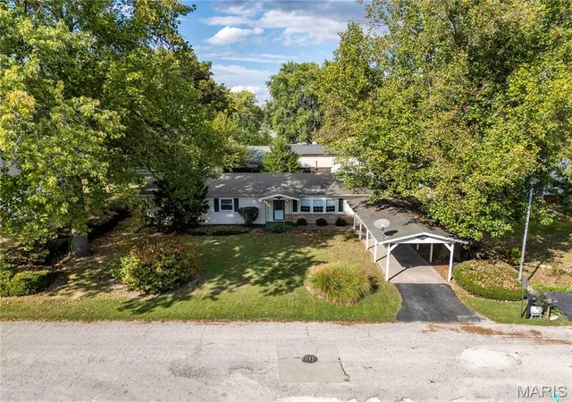 Homes for sale in Clarksville, MO | 102 Carroll Dr, Clarksville, MO 63336 | MLS# MIS25068085