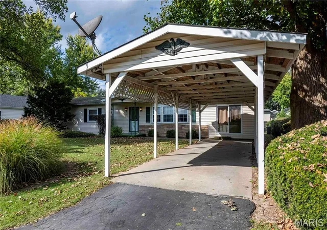 Homes for sale in Clarksville, MO | 102 Carroll Dr, Clarksville, MO 63336 | MLS# MIS25068085