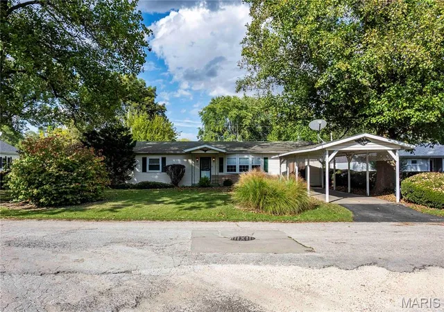 Homes for sale in Clarksville, MO | 102 Carroll Dr, Clarksville, MO 63336 | MLS# MIS25068085