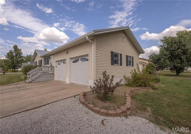 Photo 3 of Single family home for sale at 700 Ely St, Perry, MO 63462 | MLS# MIS25068178 | Listing updated on 2025-12-06
