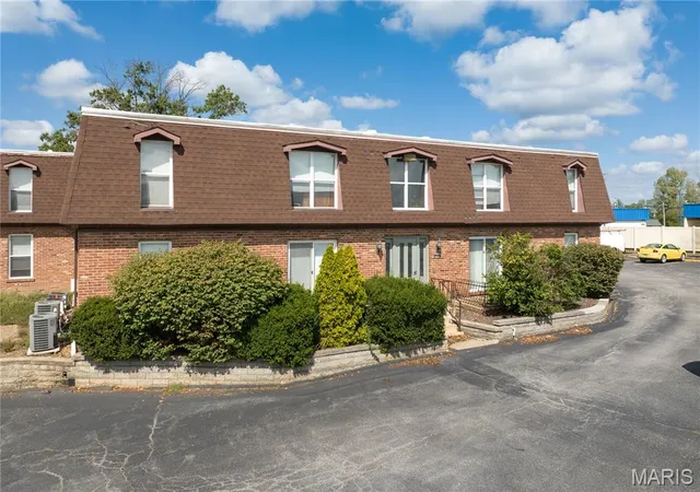 Photo 4 of Sale Pending at 11542 Concord Village Ave, Saint Louis, MO 63128 | MLS# MIS25068193 | Listing updated on 2026-08-07