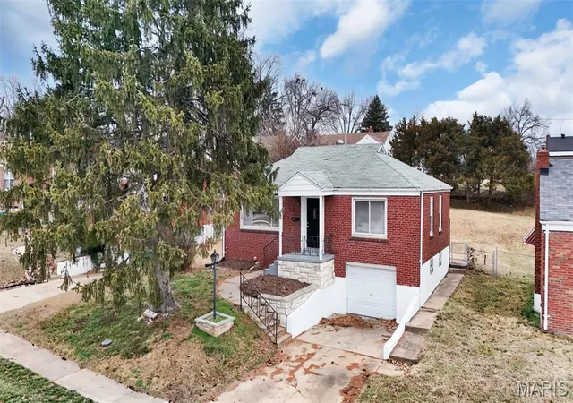 Homes for sale in St Louis, MO | 813 Chain Of Rocks Dr, St Louis, MO 63137 | MLS# MIS25068920