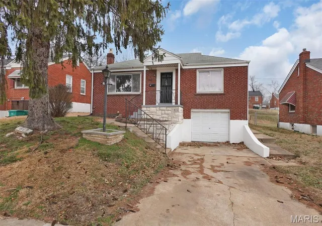 Homes for sale in St Louis, MO | 813 Chain Of Rocks Dr, St Louis, MO 63137 | MLS# MIS25068920