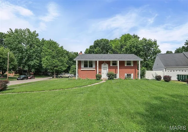 Photo 1 of Single family home for sale at 52 Villa Dr Dr, Granite City, IL 62040 | MLS# MIS25069910 | Listing updated on 2026-06-25