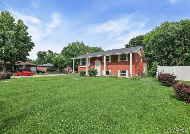 Photo 2 of Single family home for sale at 52 Villa Dr Dr, Granite City, IL 62040 | MLS# MIS25069910 | Listing updated on 2026-06-25
