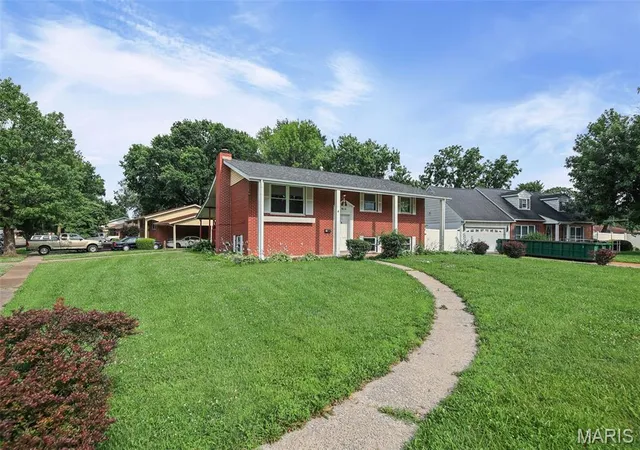 Photo 3 of Single family home for sale at 52 Villa Dr Dr, Granite City, IL 62040 | MLS# MIS25069910 | Listing updated on 2026-06-25