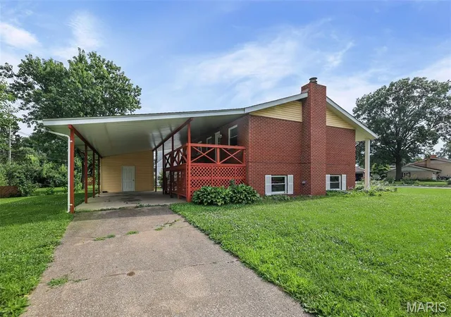 Photo 4 of Single family home for sale at 52 Villa Dr Dr, Granite City, IL 62040 | MLS# MIS25069910 | Listing updated on 2026-06-25