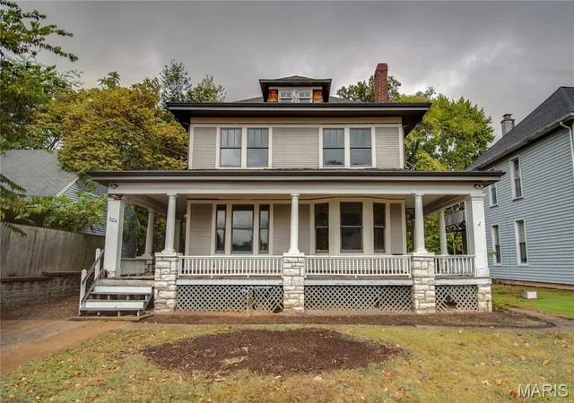 1st image of 524 E 7th St, Alton, IL 62002 | MLS# MIS25072460