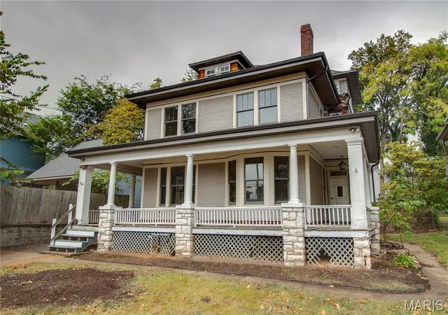 Photo 3 of Single family home for sale at 524 E 7th St, Alton, IL 62002 | MLS# MIS25072460 | Listing updated on 2026-04-30