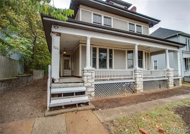 Photo 3 of Single family home for sale at 524 E 7Th St, Alton, IL 62002 | MLS# MIS25072460 | Listing updated on 2026-04-30