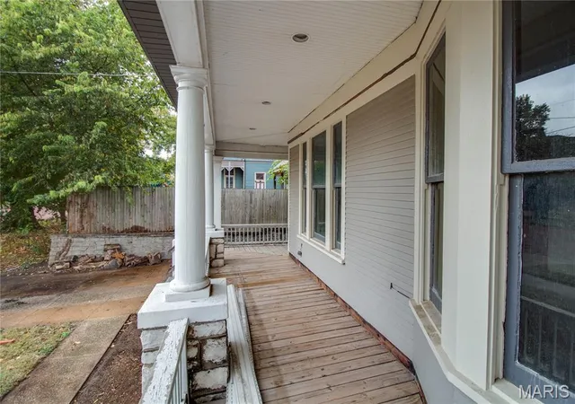 Photo 4 of Single family home for sale at 524 E 7Th St, Alton, IL 62002 | MLS# MIS25072460 | Listing updated on 2026-04-30