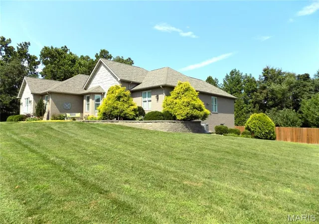 Photo 4 of Single family home for sale at 1011 Carriage Ln, Rolla, MO 65401 | MLS# MIS25072557 | Listing updated on 2026-09-30