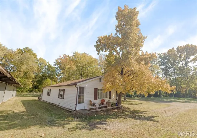 Homes for sale in Belleville, IL | 2264 W Frank Scott Pkwy, Belleville, IL 62223 | MLS# MIS25072625
