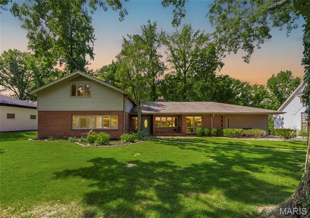 Photo 1 of Single family home for sale at 15 Ladue Rdg, Saint Louis, MO 63124 | MLS# MIS25072817 | Listing updated on 2026-08-31
