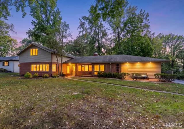 Single family home for sale at 15 Ladue Rdg, Saint Louis, MO 63124 | MLS# MIS25072817