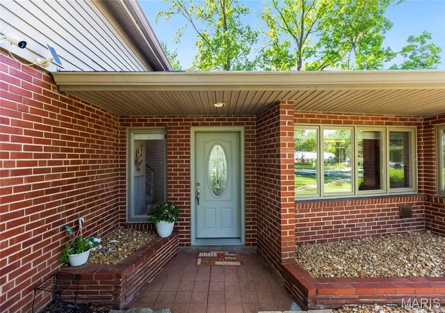 Photo 2 of Single family home for sale at 15 Ladue Rdg, Saint Louis, MO 63124 | MLS# MIS25072817 | Listing updated on 2026-08-31