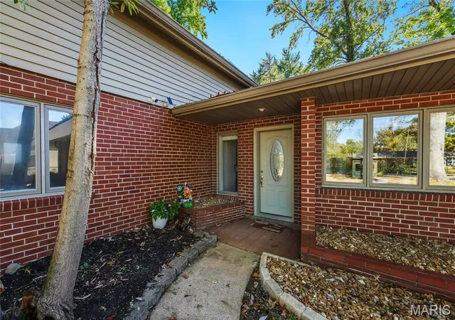 Photo 1 of Single family home for sale at 15 Ladue Ridge, Saint Louis, MO 63124 | MLS# MIS25072817 | Listing updated on 2026-10-29