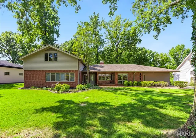 Single family home for sale at 15 Ladue Rdg, Saint Louis, MO 63124 | MLS# MIS25072817