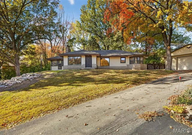 Single Family Residence at 643 Hunters Ridge Dr, Saint Louis, MO 63135 | MLS# MIS25072997 | | Sold on 2025-11-26