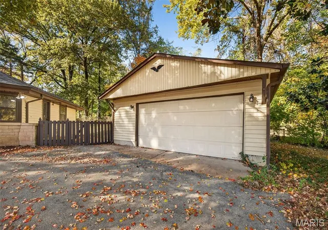 Photo 1 of Single Family Residence at 643 Hunters Ridge Dr, Saint Louis, MO 63135 | MLS# MIS25072997 | | Sold on 2025-11-26