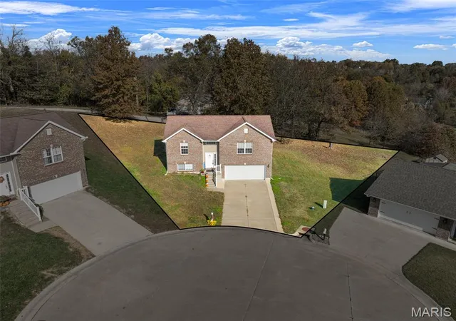 Photo 5 of Single Family Residence at 711 Sawyer Ter, New Haven, MO 63068 | MLS# MIS25074201 | | Sold on 2026-01-08