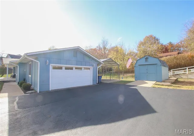 Photo 2 of Single Family Residence at 421 Lake Shore Dr, Saint Clair, MO 63077 | MLS# MIS25074471 | | Sold on 2026-03-20