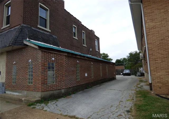 3rd image of 3219-3225 Morgan Ford Rd, Saint Louis, MO 63116 | MLS# MIS25074695