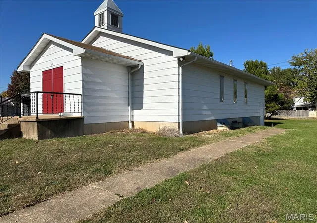 Photo 3 of Single family home for sale at 111 W Monroe Ave, Owensville, MO 65066 | MLS# MIS25075382 | Listing updated on 2026-09-25