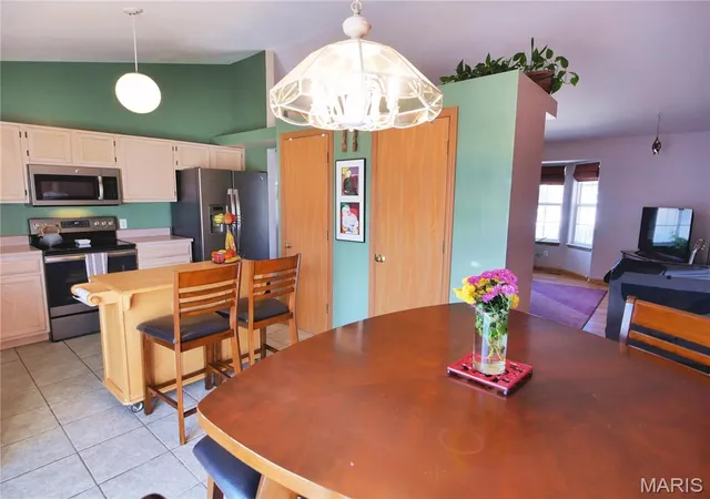 Photo 4 of Single Family Residence at 1681 Chapman Ct, Saint Charles, MO 63303 | MLS# MIS25075408 |  | Sold on 2026-01-23