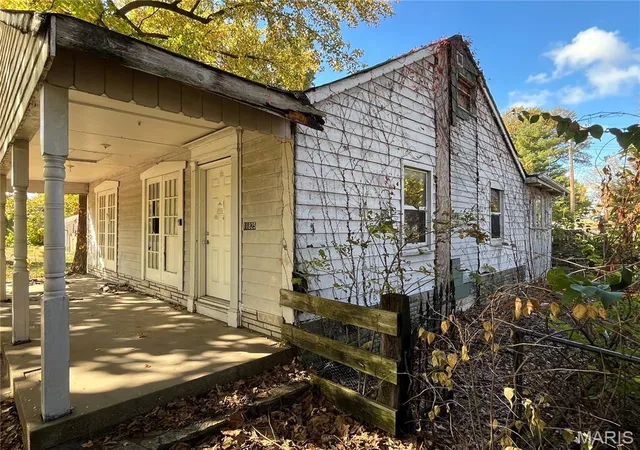 1st image of 11825 Larimore Rd, Saint Louis, MO 63138 | MLS# MIS25076477