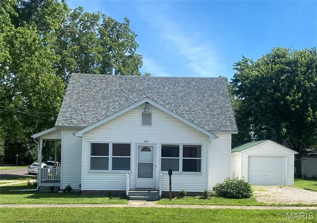 Homes for sale in Greenville, IL | 224 Vine St, Greenville, IL 62246 | MLS# MIS25076631