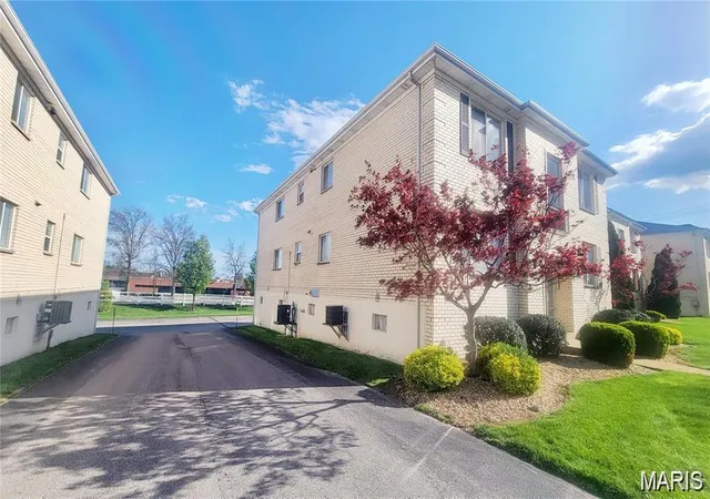 Photo 3 of Sale Pending at 12586 Chardin Pl #4, Saint Louis, MO 63128 | MLS# MIS25076770 | Listing updated on 2026-09-25