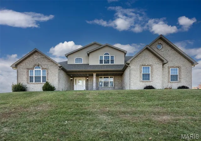 Photo 1 of Single family home for sale at 31899 Red Oak Dr, Brighton, IL 62012 | MLS# MIS25076949 | Listing updated on 2026-09-21