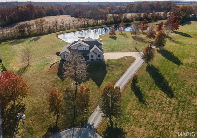 Photo 3 of Single family home for sale at 31899 Red Oak Dr, Brighton, IL 62012 | MLS# MIS25076949 | Listing updated on 2026-09-21
