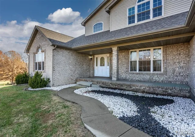 Photo 3 of Single family home for sale at 31899 Red Oak Dr, Brighton, IL 62012 | MLS# MIS25076949 | Listing updated on 2026-10-27
