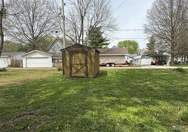 10th image of 113 E Maple St, Brownstown, IL 62418 | MLS# MIS25077668