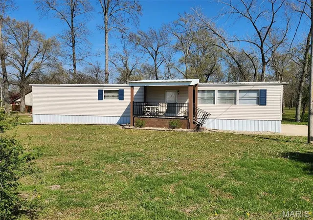 Photo 2 of Manufactured home for sale at 1106 Harrison Ave, Sandoval, IL 62882 | MLS# MIS25078025 | Listing updated on 2026-08-31