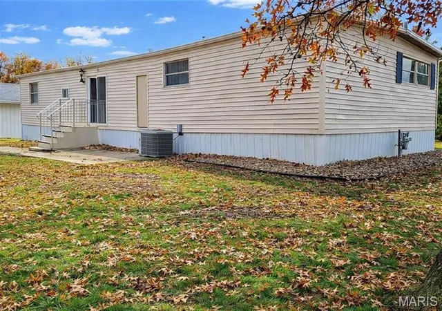 Photo 3 of Manufactured home for sale at 1106 Harrison Ave, Sandoval, IL 62882 | MLS# MIS25078025 | Listing updated on 2026-08-31