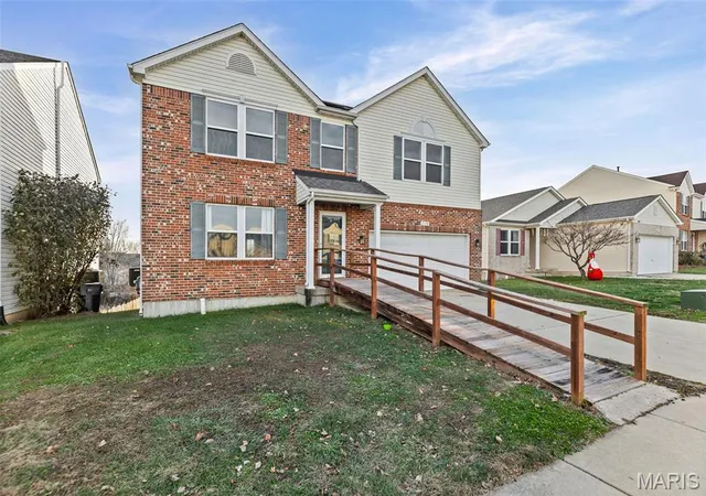 Photo 3 of Single family home for sale at 2528 Commons Pkwy, Belleville, IL 62221 | MLS# MIS25079951 | Listing updated on 2026-10-08