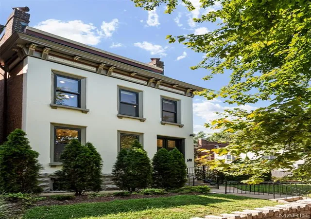 Photo 1 of Single family home for sale at 1916 Rutger St, St Louis, MO 63104 | MLS# MIS25080315 | Listing updated on 2026-10-07