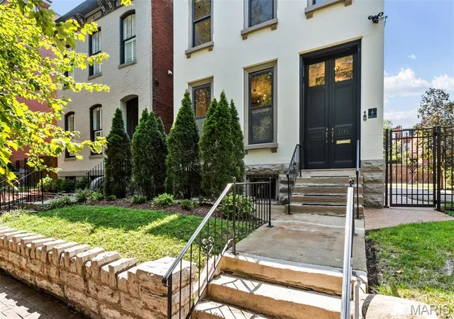 Photo 2 of Single family home for sale at 1916 Rutger St, St Louis, MO 63104 | MLS# MIS25080315 | Listing updated on 2026-10-07